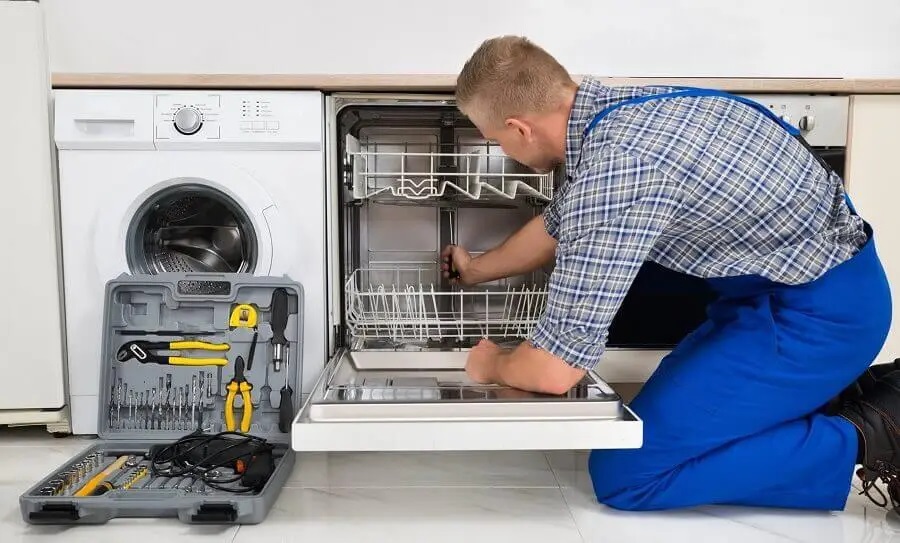 Nallıhan Vestfrost servisi teknisyen ekibi beyaz eşya tamiri yaparken